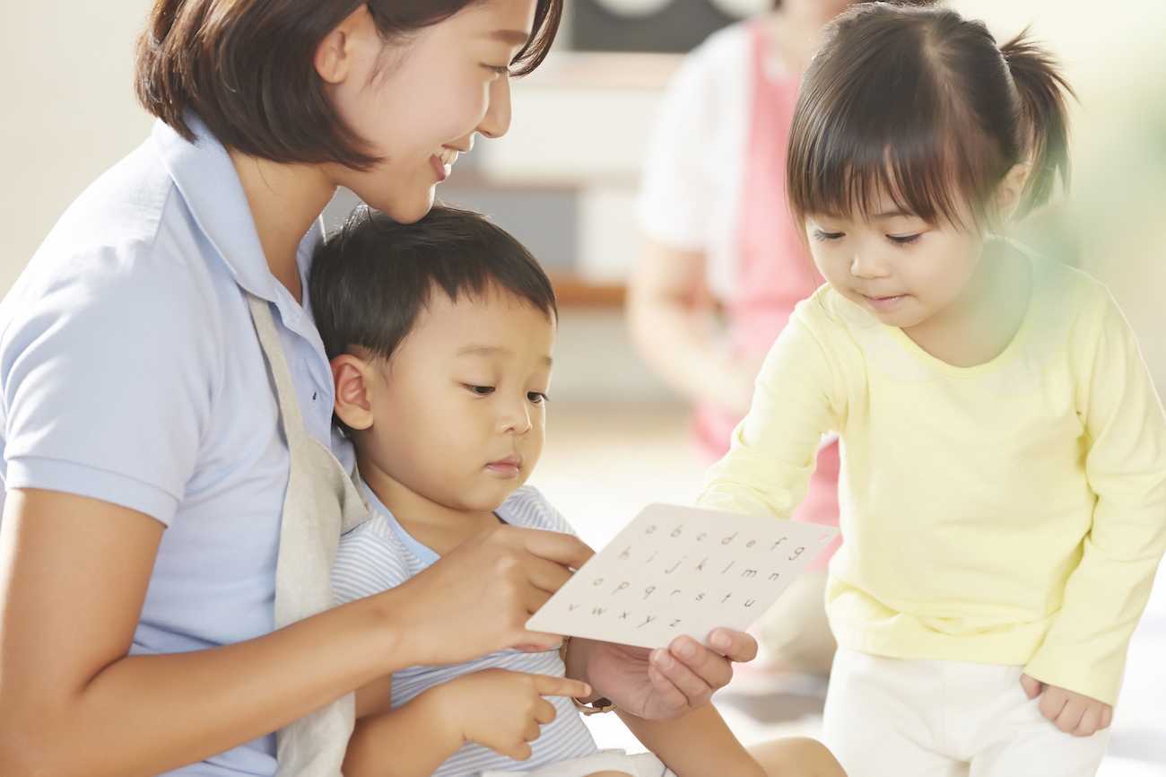 子どもたちが先生の話を興味深く聞いている様子の写真